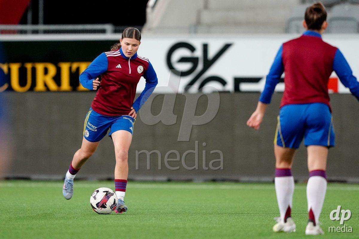 Schweiz: AXA Women's Super League 2025/26, FC Thun vs Servette FC Chenois Feminin - Stockhorn Arena, Thun: Chiara Wallin (22 Servette FC) beim Aufwärmen