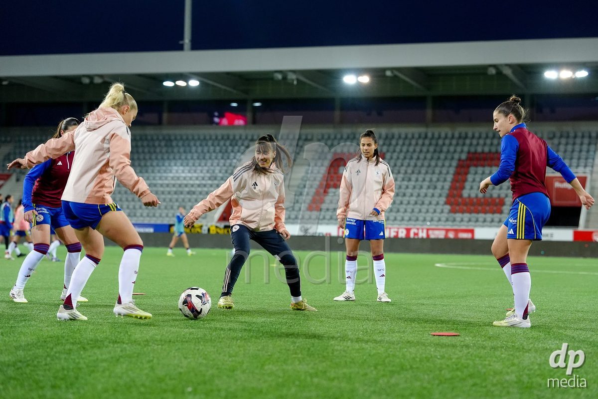 Schweiz: AXA Women's Super League 2025/26, FC Thun vs Servette FC Chenois Feminin - Stockhorn Arena, Thun: Cristina Libran Quiroga (14 Servette FC) und die Spielerinnen beim Aufwärmen