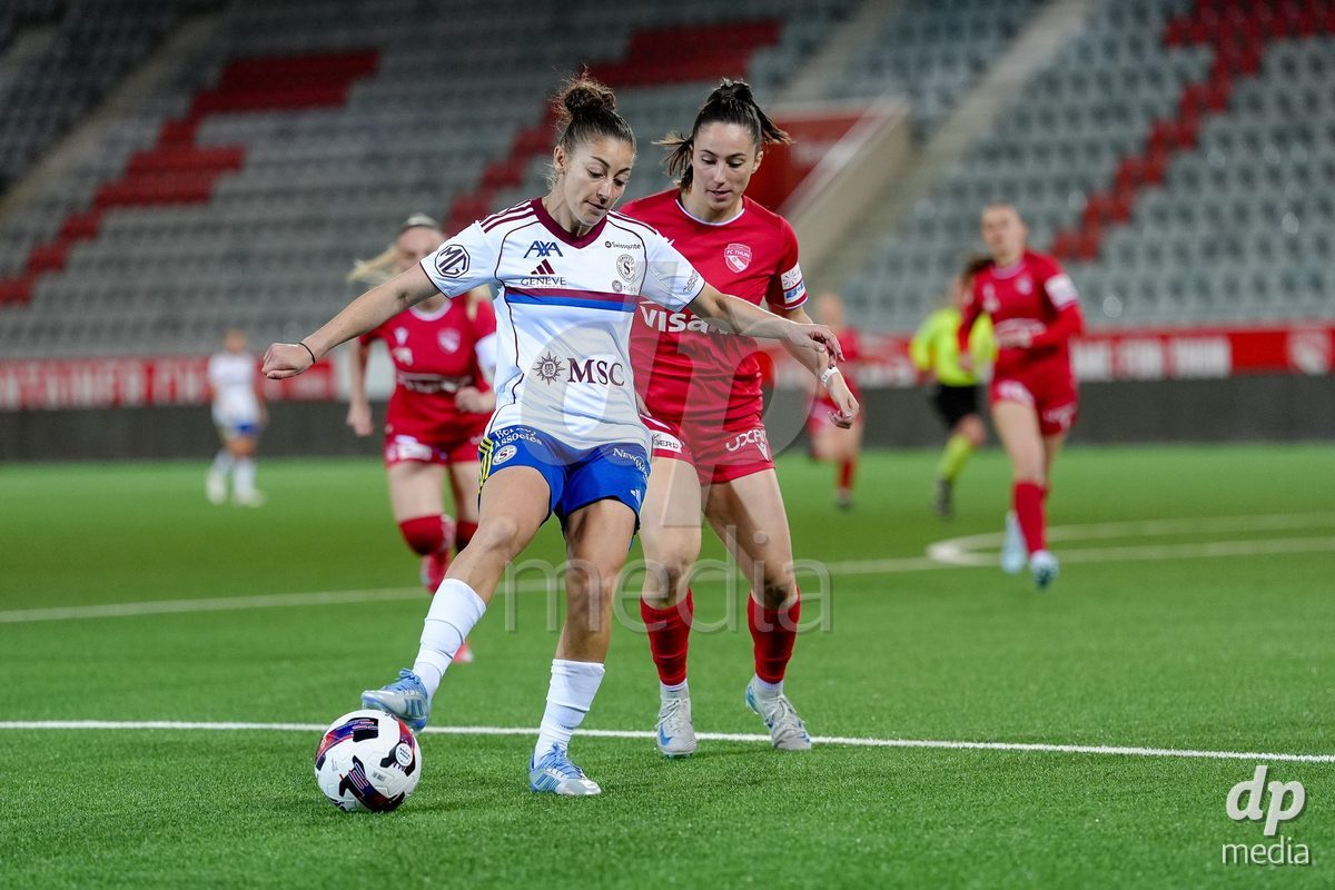 Schweiz: AXA Women's Super League 2025/26, FC Thun vs Servette FC Chenois Feminin - Stockhorn Arena, Thun: Elodie Nakkach (66 Servette FC) im Duell mit Alisha Heiniger (6 Thun)