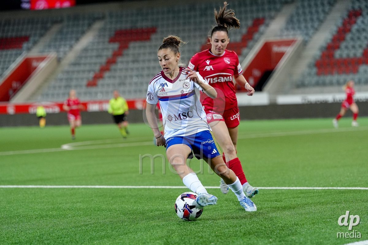 Schweiz: AXA Women's Super League 2025/26, FC Thun vs Servette FC Chenois Feminin - Stockhorn Arena, Thun: Elodie Nakkach (66 Servette FC) im Duell mit Alisha Heiniger (6 Thun)
