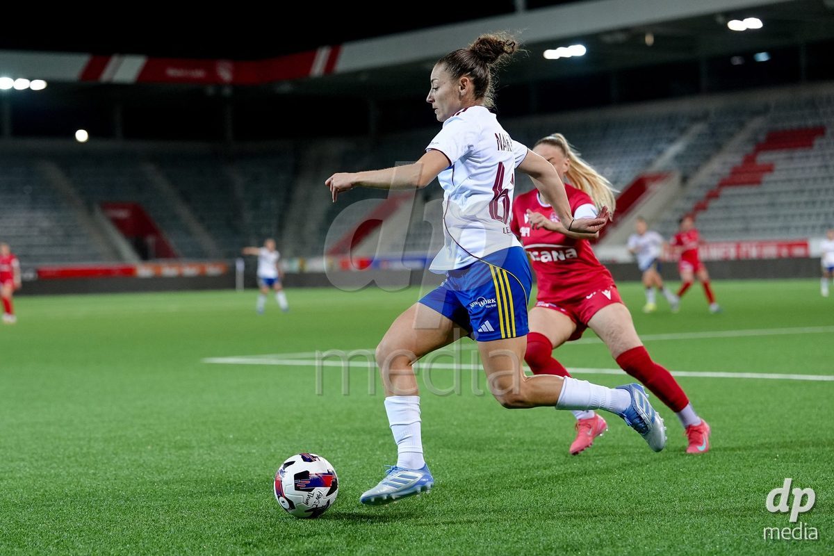 Schweiz: AXA Women's Super League 2025/26, FC Thun vs Servette FC Chenois Feminin - Stockhorn Arena, Thun: Elodie Nakkach (66 Servette FC) im Duell mit Shenia Schmid (61 Thun)