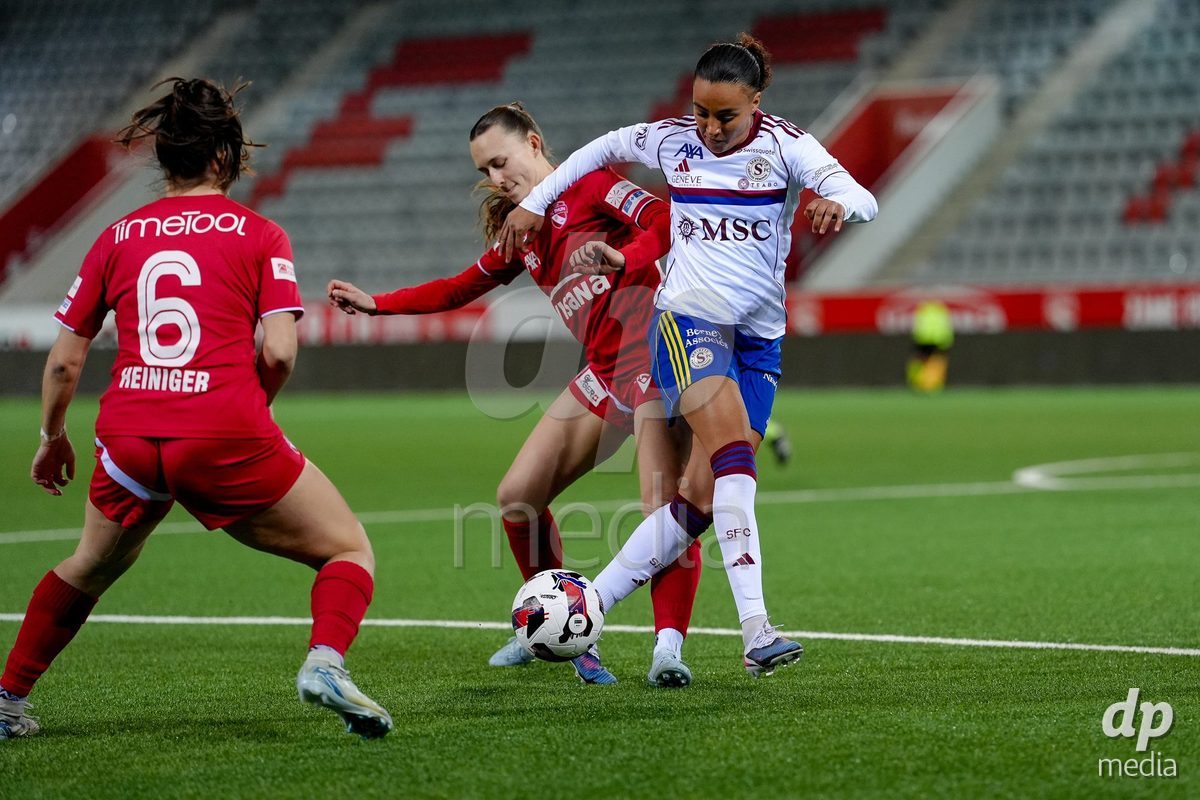 Schweiz: AXA Women's Super League 2025/26, FC Thun vs Servette FC Chenois Feminin - Stockhorn Arena, Thun: Maeva Stacy Salomon (7 Servette FC) im Duell mit Celine Frey (26 Thun) und Alisha Heiniger (6 Thun)