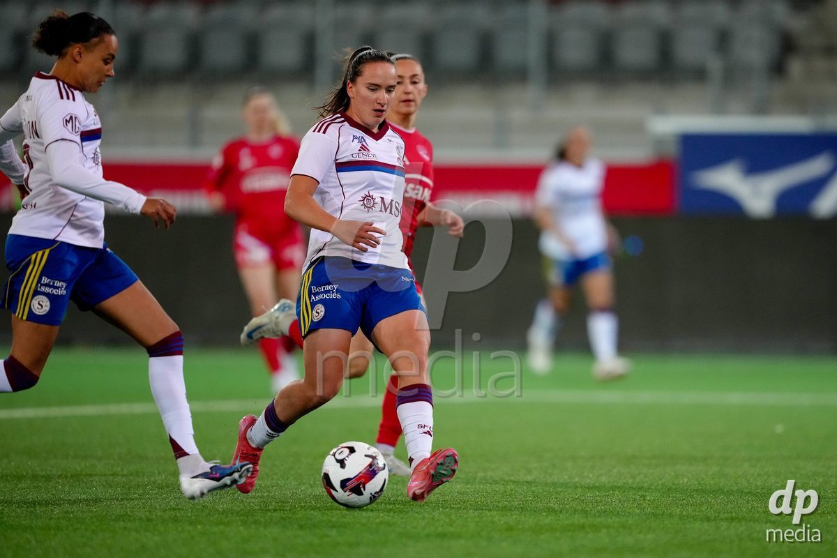 Schweiz: AXA Women's Super League 2025/26, FC Thun vs Servette FC Chenois Feminin - Stockhorn Arena, Thun: Magdalena Izabela Sobal (11 Servette FC) und Maeva Stacy Salomon (7 Servette FC) in Aktion