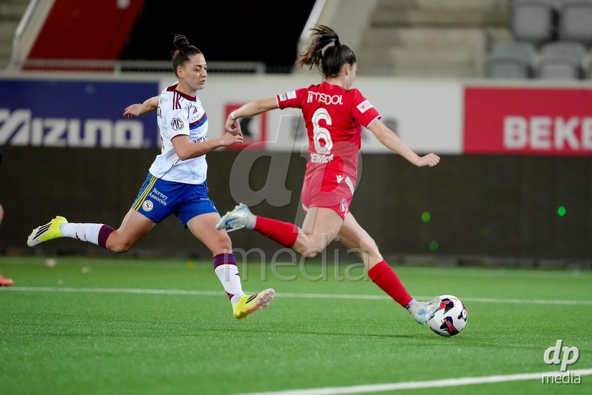 Schweiz: AXA Women's Super League 2025/26, FC Thun vs Servette FC Chenois Feminin - Stockhorn Arena, Thun: Alisha Heiniger (6 Thun) im Duell mit Lumbardha Misini (6 Servette FC)