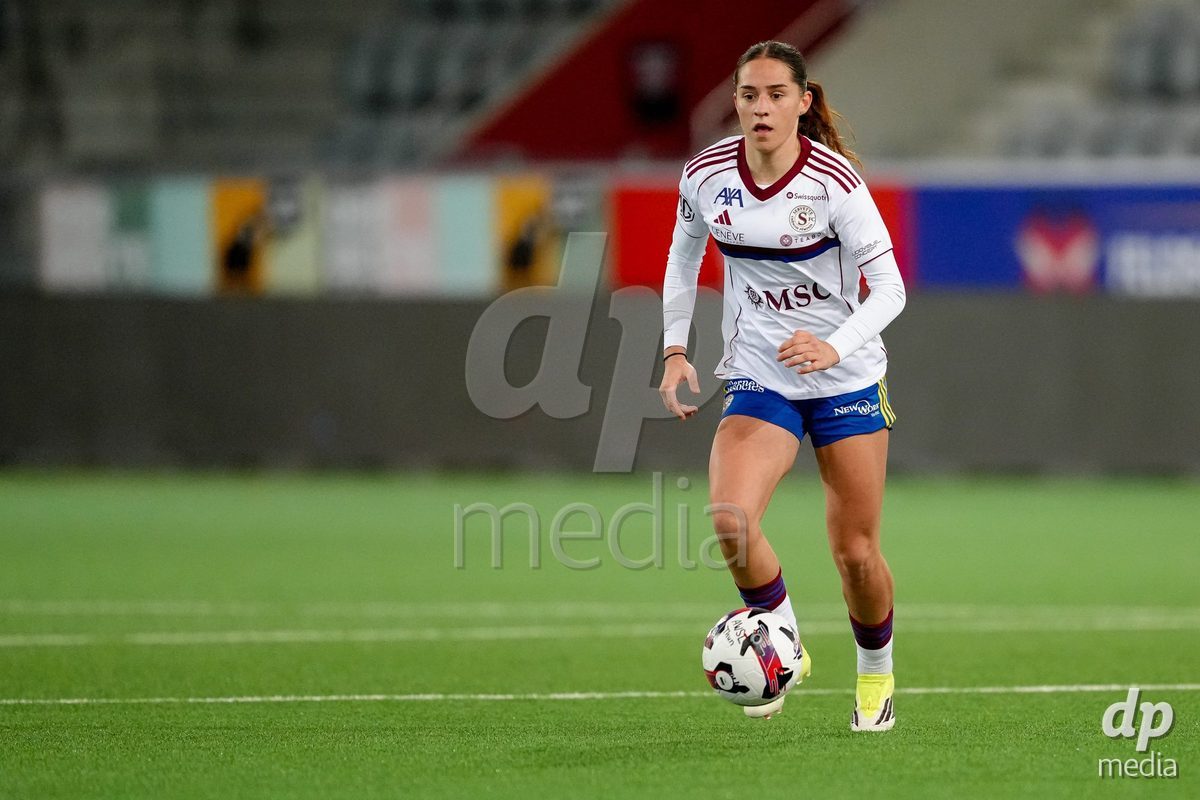 Schweiz: AXA Women's Super League 2025/26, FC Thun vs Servette FC Chenois Feminin - Stockhorn Arena, Thun: Amina Muratovic (23 Servette FC) in Aktion
