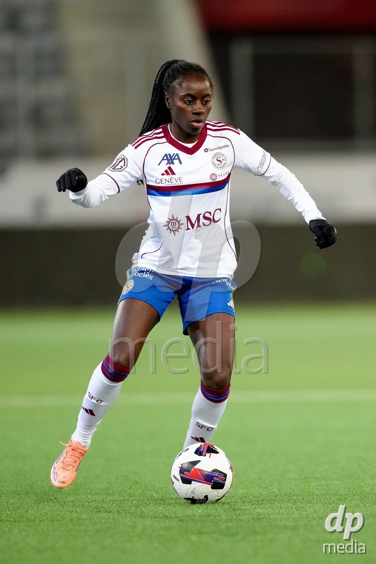 Schweiz: AXA Women's Super League 2025/26, FC Thun vs Servette FC Chenois Feminin - Stockhorn Arena, Thun: Benedicte Simon (78 Servette FC) in Aktion