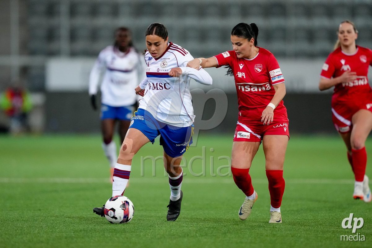Schweiz: AXA Women's Super League 2025/26, FC Thun vs Servette FC Chenois Feminin - Stockhorn Arena, Thun: Sofia Bekhaled (21 Servette FC) im Duell mit Mimoza Hamidi (7 Thun)
