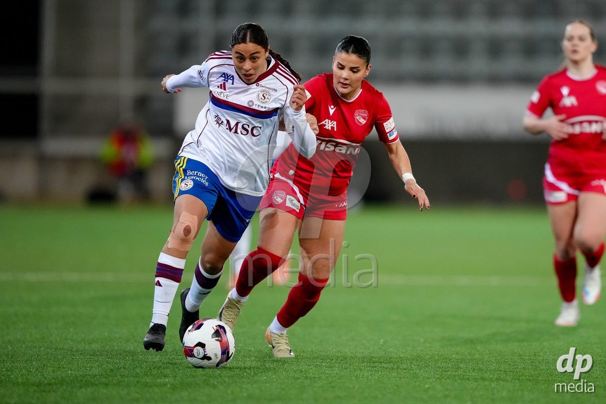 Schweiz: AXA Women's Super League 2025/26, FC Thun vs Servette FC Chenois Feminin - Stockhorn Arena, Thun: Sofia Bekhaled (21 Servette FC) im Duell mit Mimoza Hamidi (7 Thun)