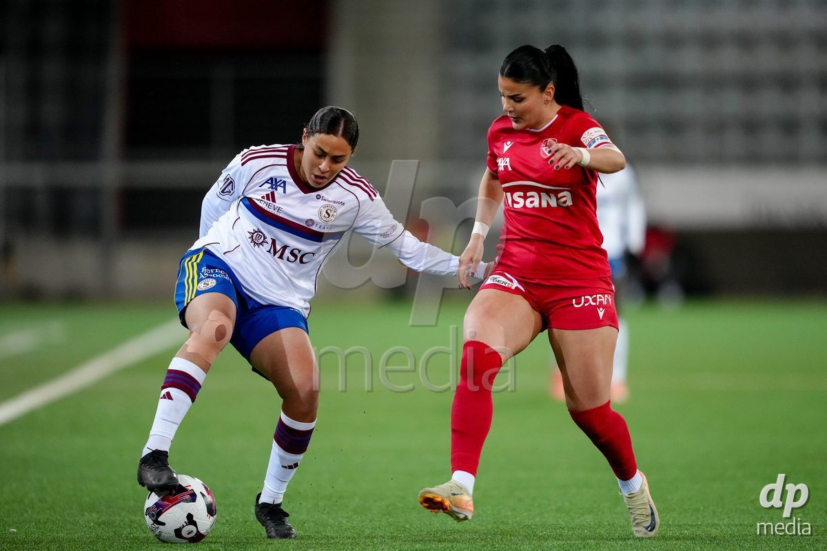 Schweiz: AXA Women's Super League 2025/26, FC Thun vs Servette FC Chenois Feminin - Stockhorn Arena, Thun: Sofia Bekhaled (21 Servette FC) im Duell mit Mimoza Hamidi (7 Thun)