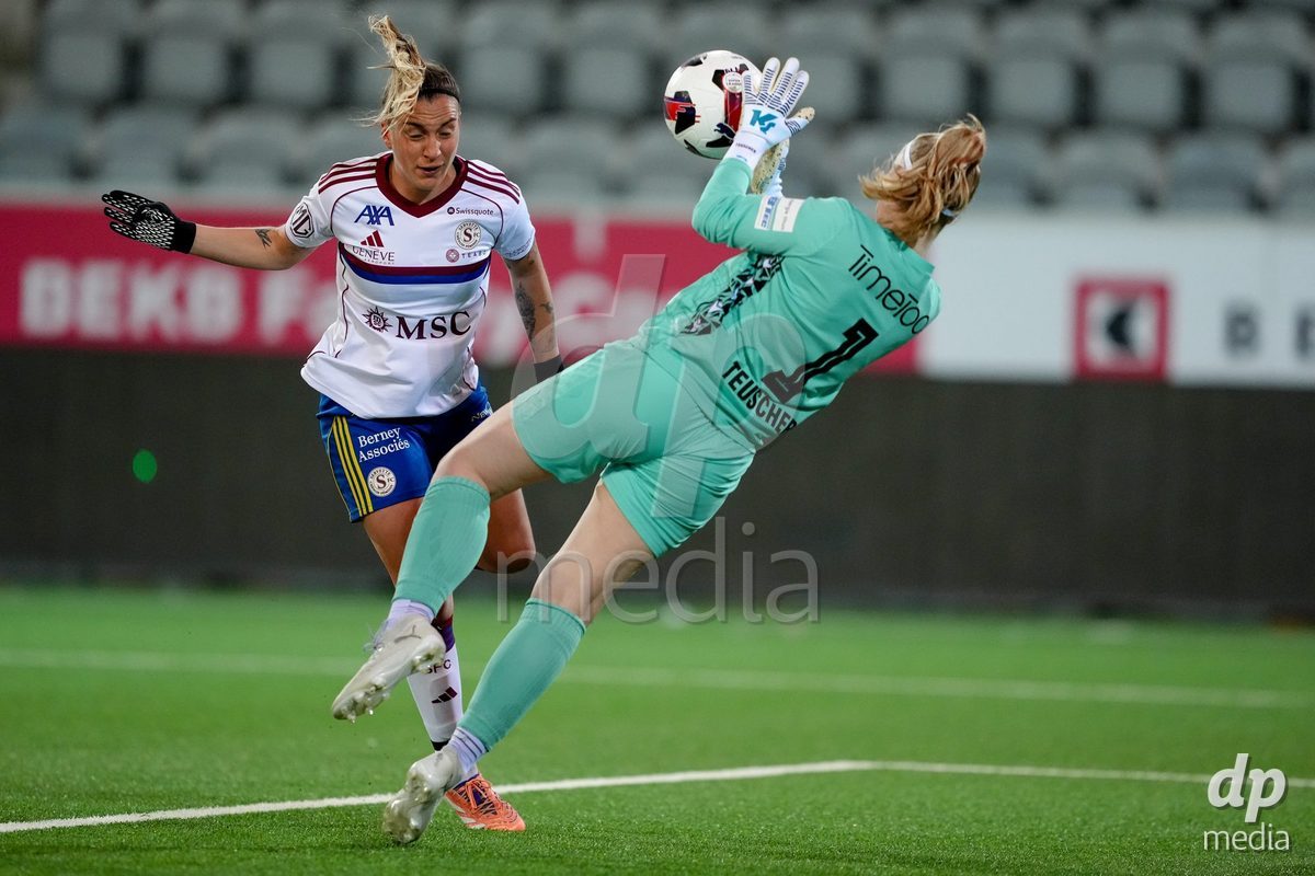 Schweiz: AXA Women's Super League 2025/26, FC Thun vs Servette FC Chenois Feminin - Stockhorn Arena, Thun: Janine Teuscher (1 Thun) mit einer Parade nach dem Schuss von Gloria Marinelli (9 Servette FC)