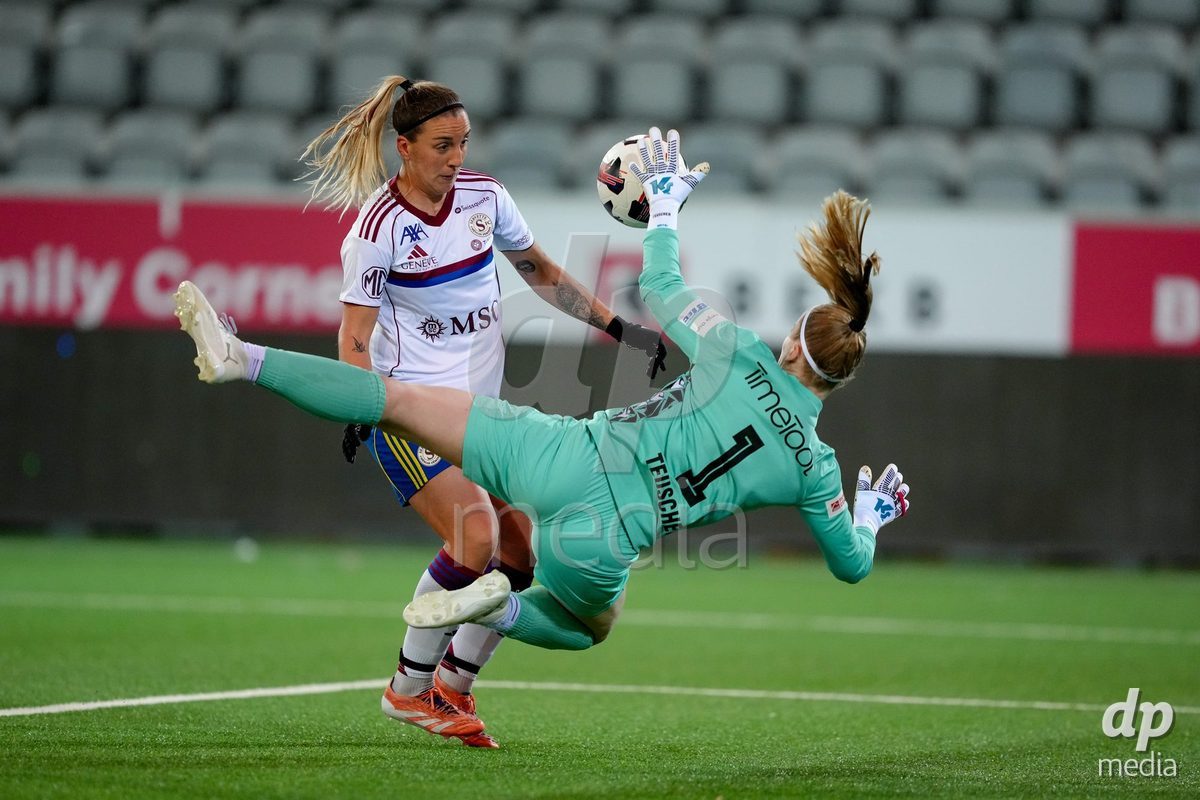 Schweiz: AXA Women's Super League 2025/26, FC Thun vs Servette FC Chenois Feminin - Stockhorn Arena, Thun: Janine Teuscher (1 Thun) mit einer Parade nach dem Schuss von Gloria Marinelli (9 Servette FC)