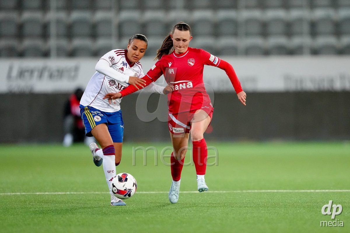 Schweiz: AXA Women's Super League 2025/26, FC Thun vs Servette FC Chenois Feminin - Stockhorn Arena, Thun: Maeva Stacy Salomon (7 Servette FC) im Duell mit Celine Frey (26 Thun)