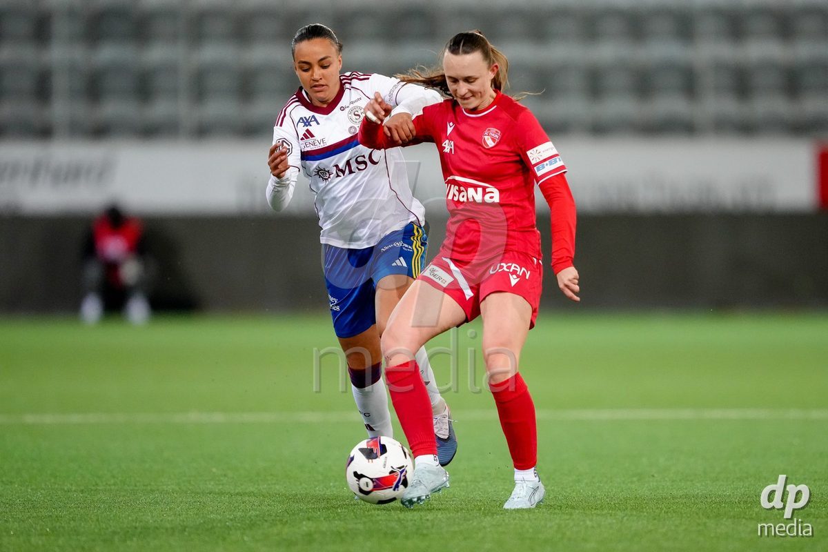 Schweiz: AXA Women's Super League 2025/26, FC Thun vs Servette FC Chenois Feminin - Stockhorn Arena, Thun: Maeva Stacy Salomon (7 Servette FC) im Duell mit Celine Frey (26 Thun)