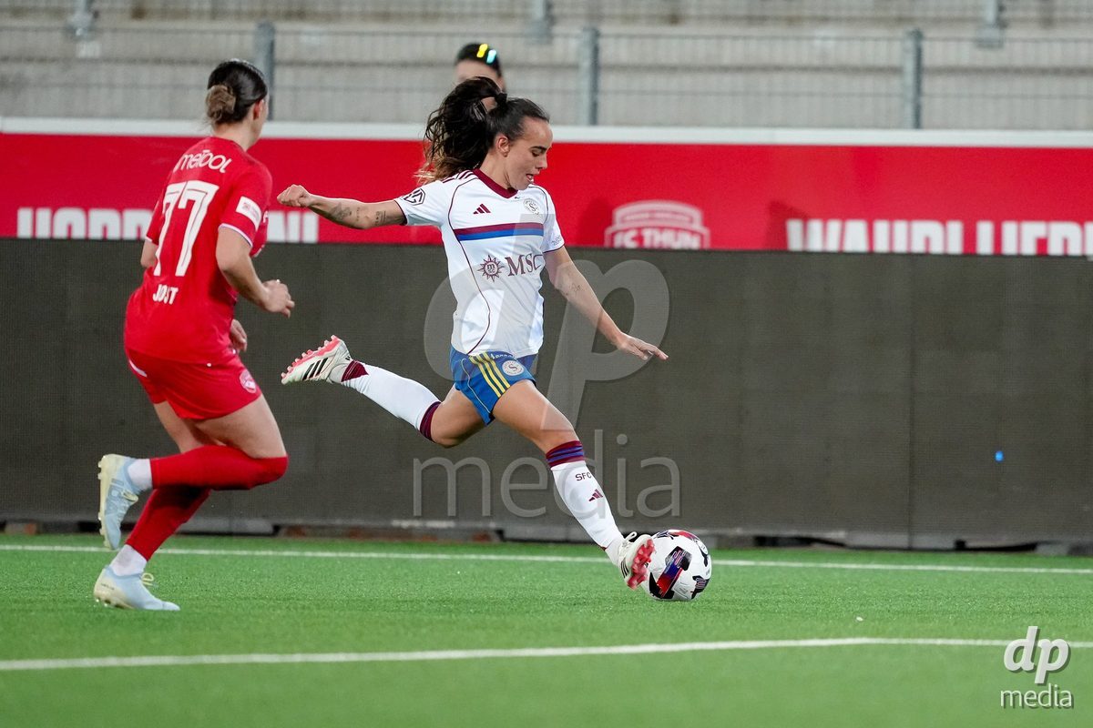 Schweiz: AXA Women's Super League 2025/26, FC Thun vs Servette FC Chenois Feminin - Stockhorn Arena, Thun: Cristina Libran Quiroga (14 Servette FC) im Duell mit Jael Jost (77 Thun)