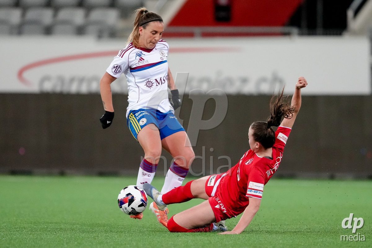 Schweiz: AXA Women's Super League 2025/26, FC Thun vs Servette FC Chenois Feminin - Stockhorn Arena, Thun: Gloria Marinelli (9 Servette FC) im Duell mit Janine Minnig (9 Thun)