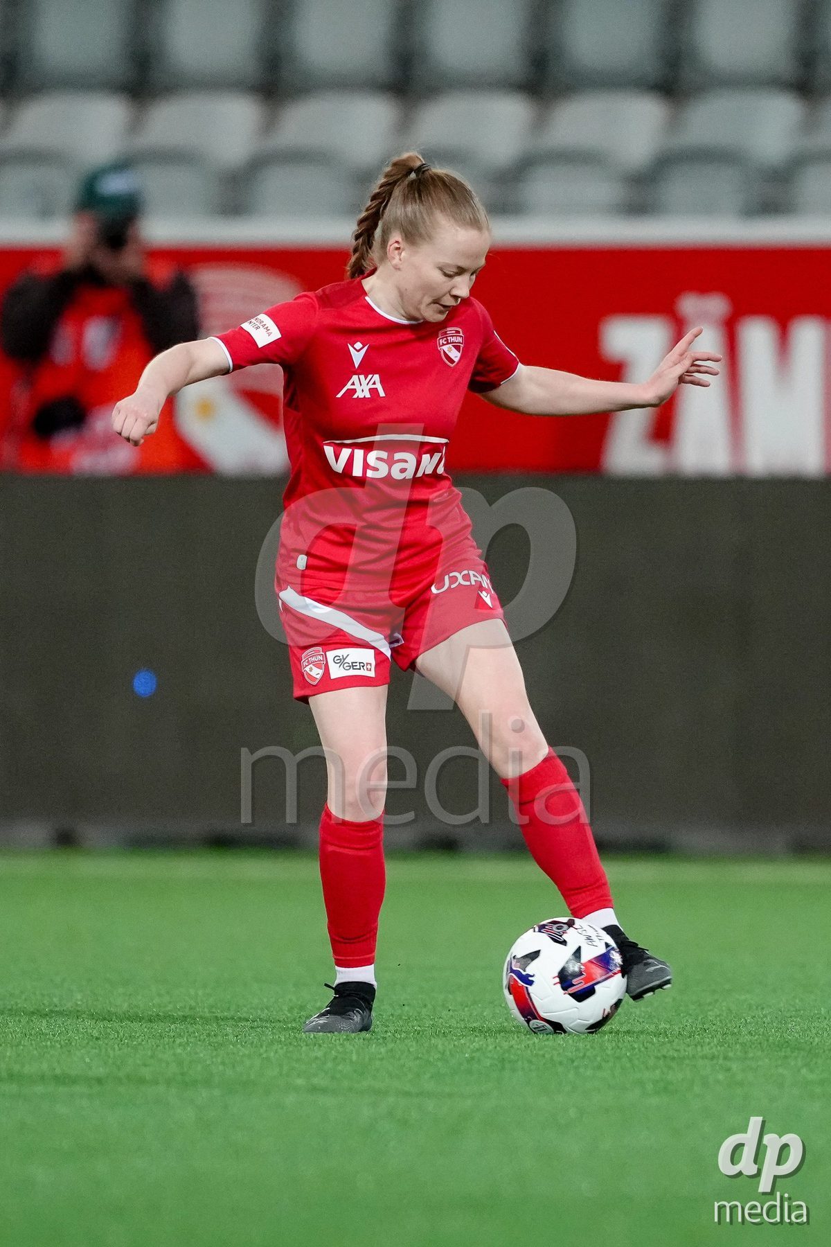 Schweiz: AXA Women's Super League 2025/26, FC Thun vs Servette FC Chenois Feminin - Stockhorn Arena, Thun: Karen Martin (25 Thun) in Aktion