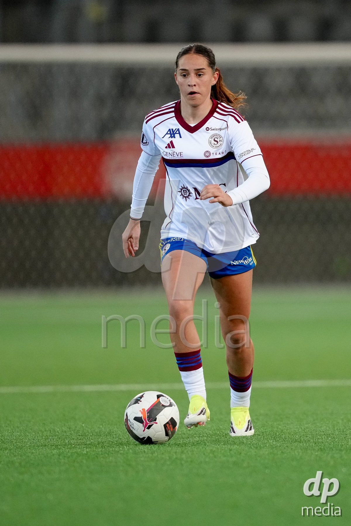 Schweiz: AXA Women's Super League 2025/26, FC Thun vs Servette FC Chenois Feminin - Stockhorn Arena, Thun: Amina Muratovic (23 Servette FC) in Aktion