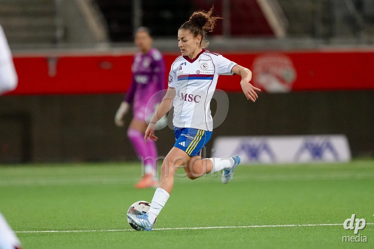Schweiz: AXA Women's Super League 2025/26, FC Thun vs Servette FC Chenois Feminin - Stockhorn Arena, Thun: Elodie Nakkach (66 Servette FC) in Aktion
