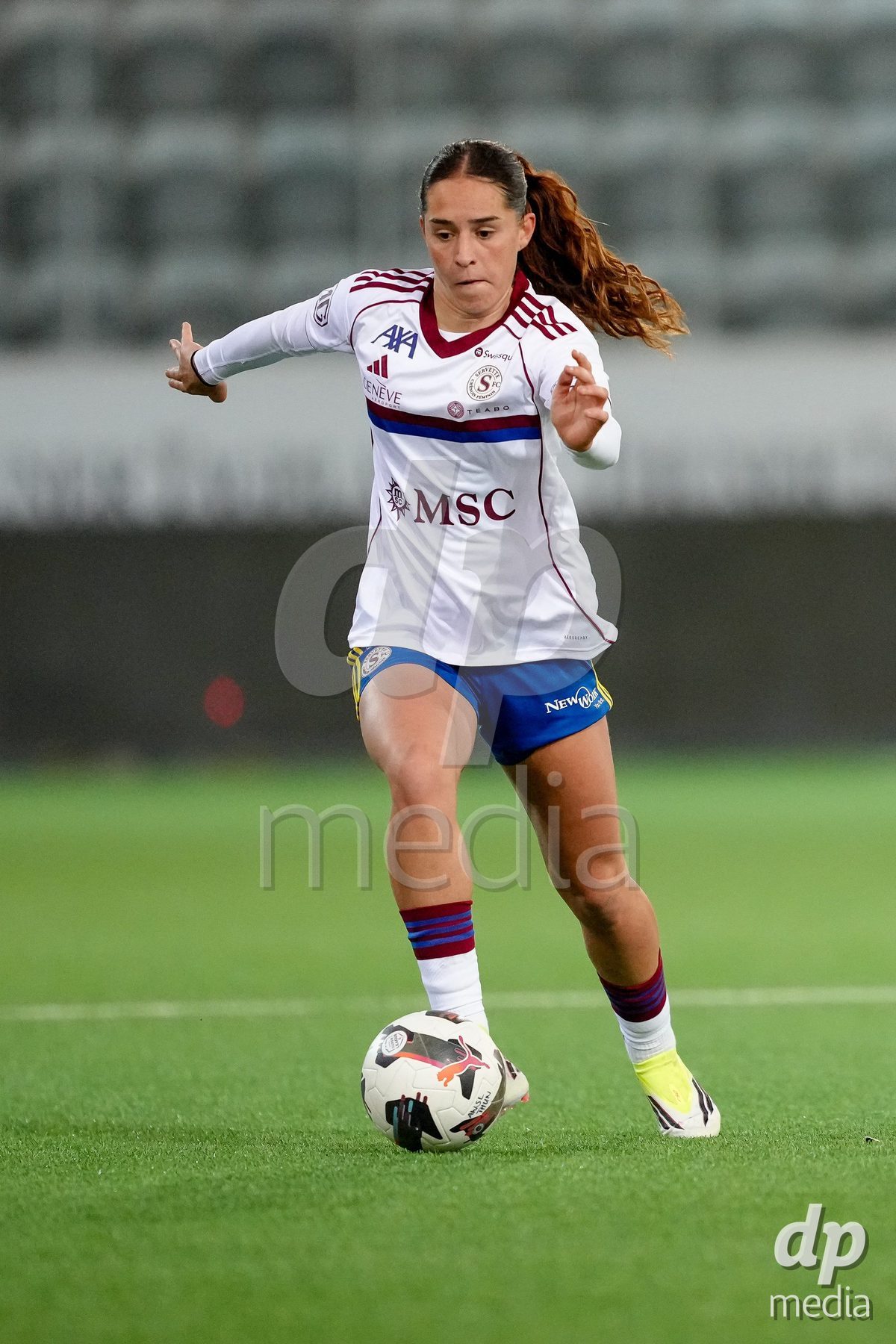 Schweiz: AXA Women's Super League 2025/26, FC Thun vs Servette FC Chenois Feminin - Stockhorn Arena, Thun: Amina Muratovic (23 Servette FC) in Aktion