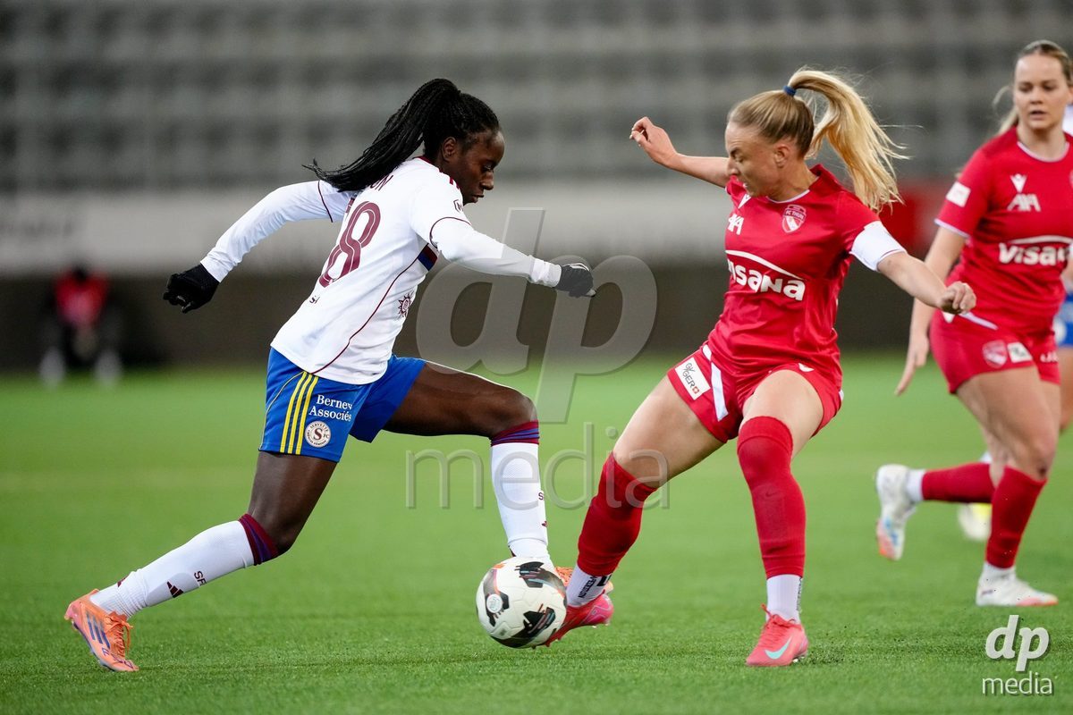 Schweiz: AXA Women's Super League 2025/26, FC Thun vs Servette FC Chenois Feminin - Stockhorn Arena, Thun: Benedicte Simon (78 Servette FC) im Duell mit Shenia Schmid (61 Thun)