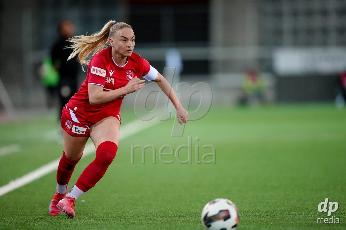 Schweiz: AXA Women's Super League 2025/26, FC Thun vs Servette FC Chenois Feminin - Stockhorn Arena, Thun: Shenia Schmid (61 Thun) in Aktion