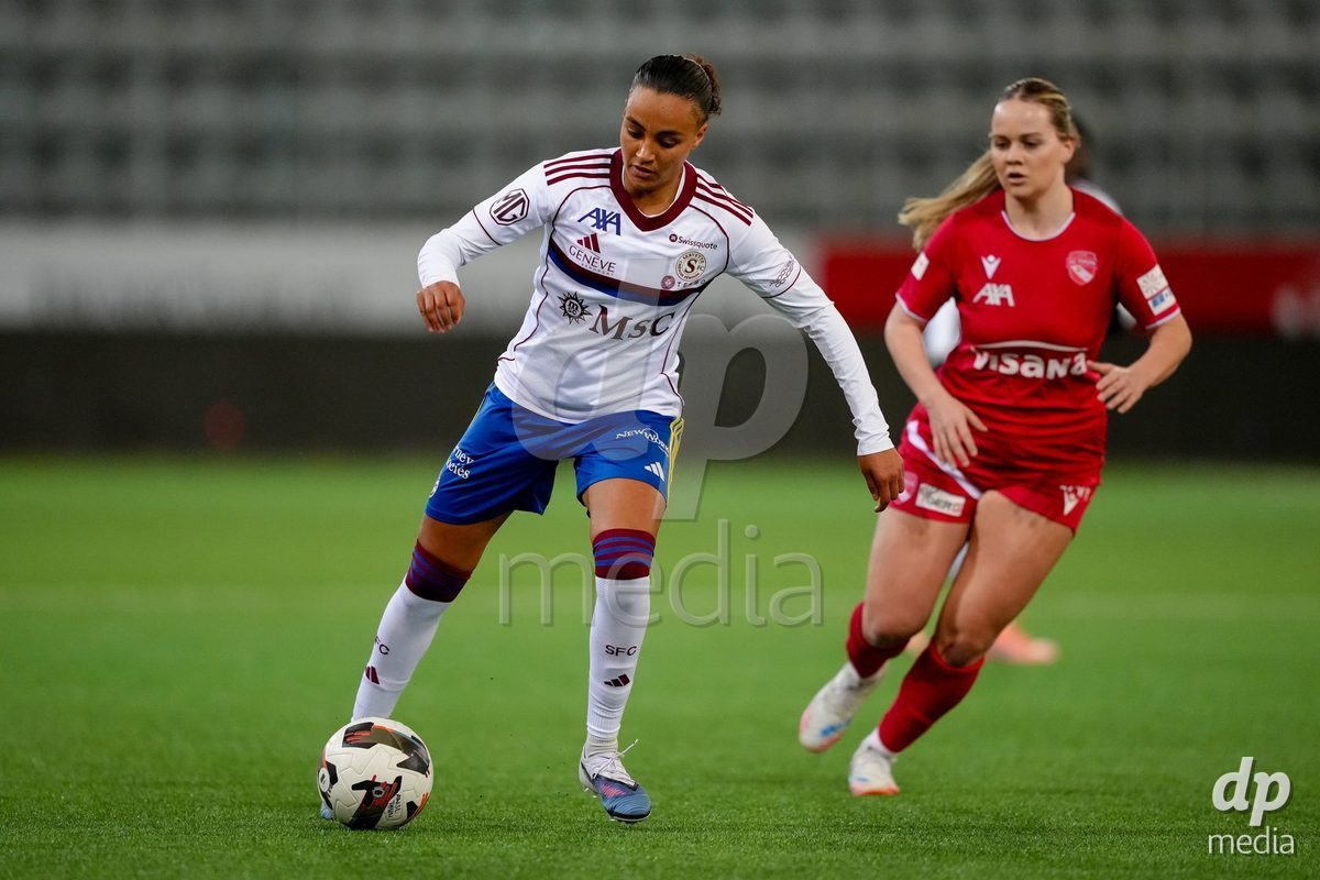 Schweiz: AXA Women's Super League 2025/26, FC Thun vs Servette FC Chenois Feminin - Stockhorn Arena, Thun: Maeva Stacy Salomon (7 Servette FC) im Duell mit Rilana Ueltschi (29 Thun)