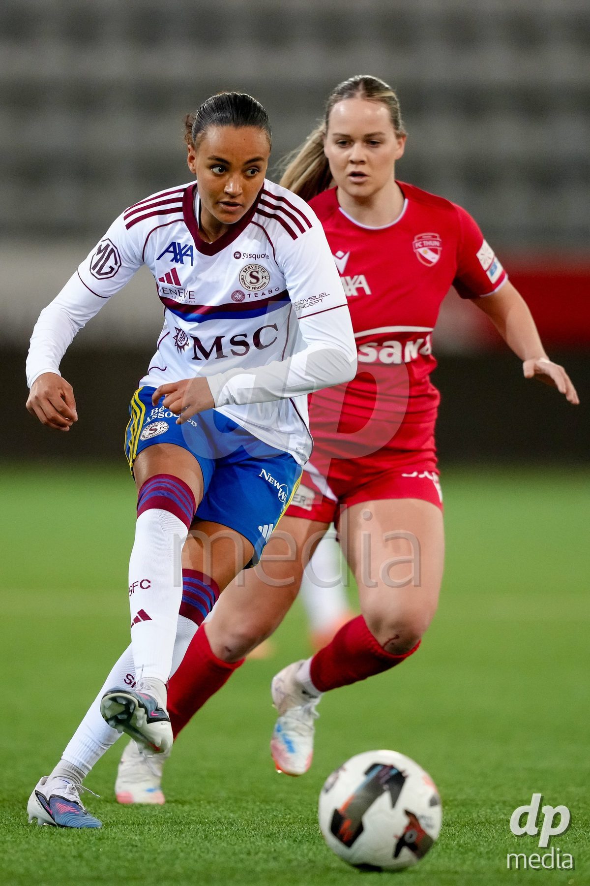 Schweiz: AXA Women's Super League 2025/26, FC Thun vs Servette FC Chenois Feminin - Stockhorn Arena, Thun: Maeva Stacy Salomon (7 Servette FC) im Duell mit Rilana Ueltschi (29 Thun)