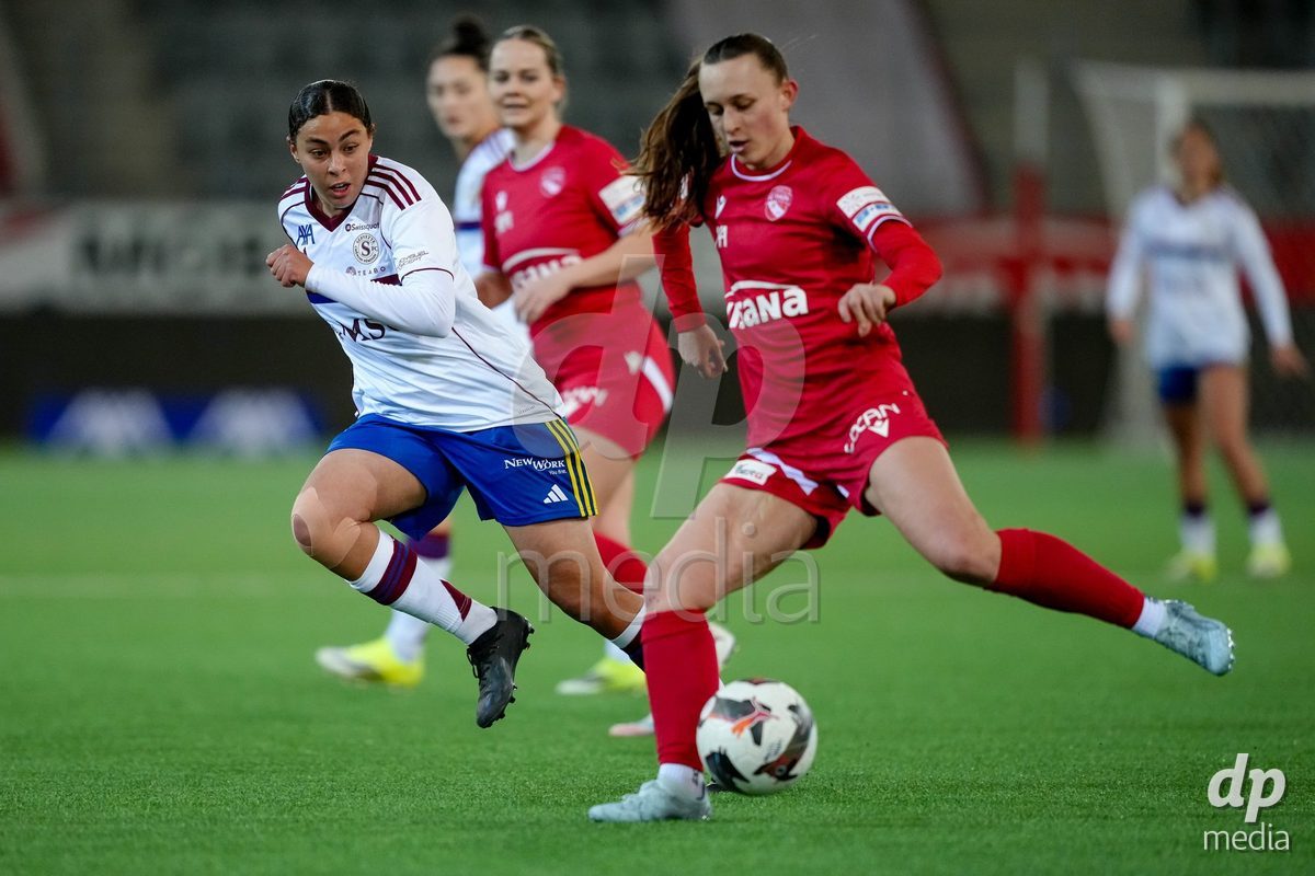 Schweiz: AXA Women's Super League 2025/26, FC Thun vs Servette FC Chenois Feminin - Stockhorn Arena, Thun: Sofia Bekhaled (21 Servette FC) im Duell mit Celine Frey (26 Thun)