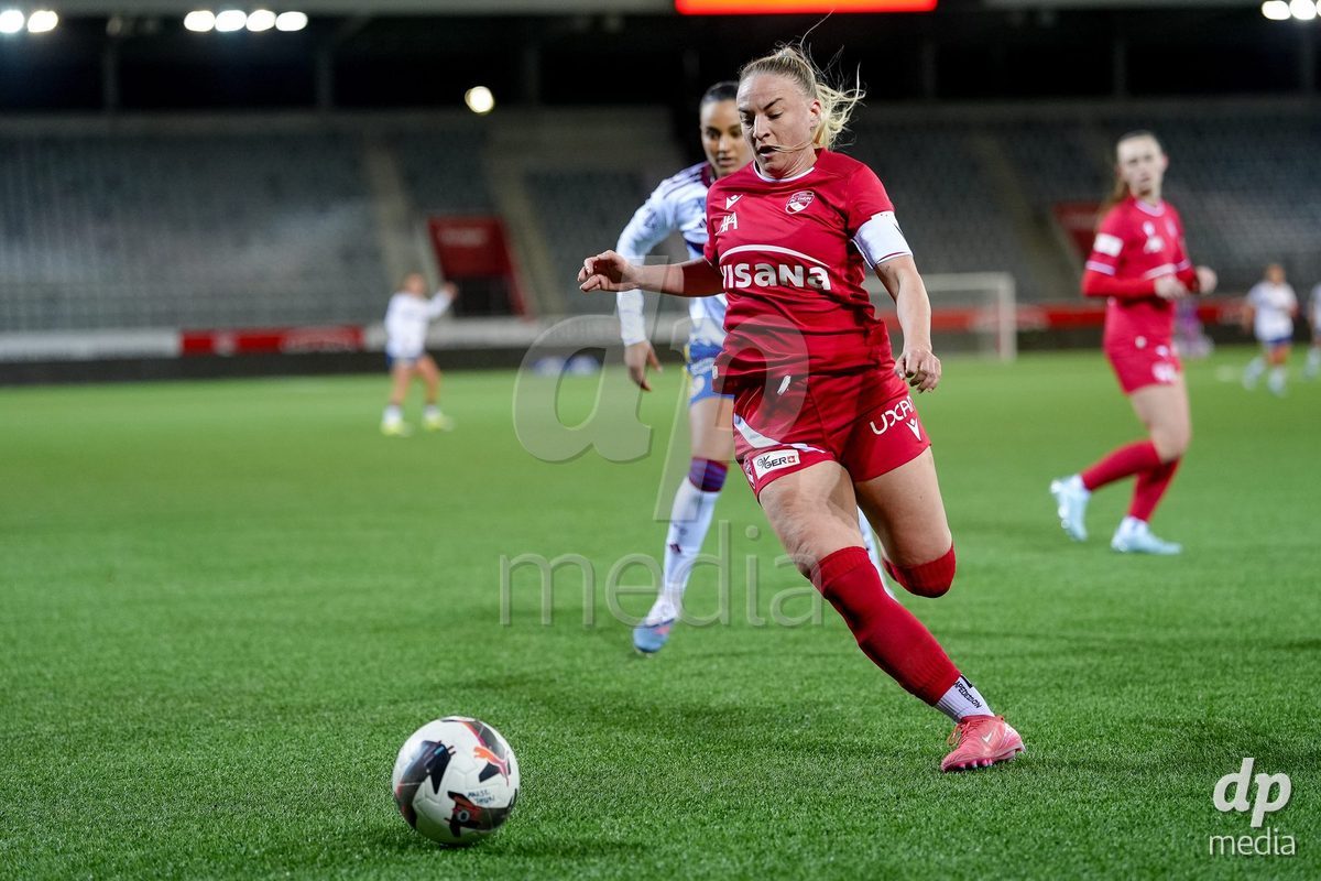 Schweiz: AXA Women's Super League 2025/26, FC Thun vs Servette FC Chenois Feminin - Stockhorn Arena, Thun: Shenia Schmid (61 Thun) in Aktion