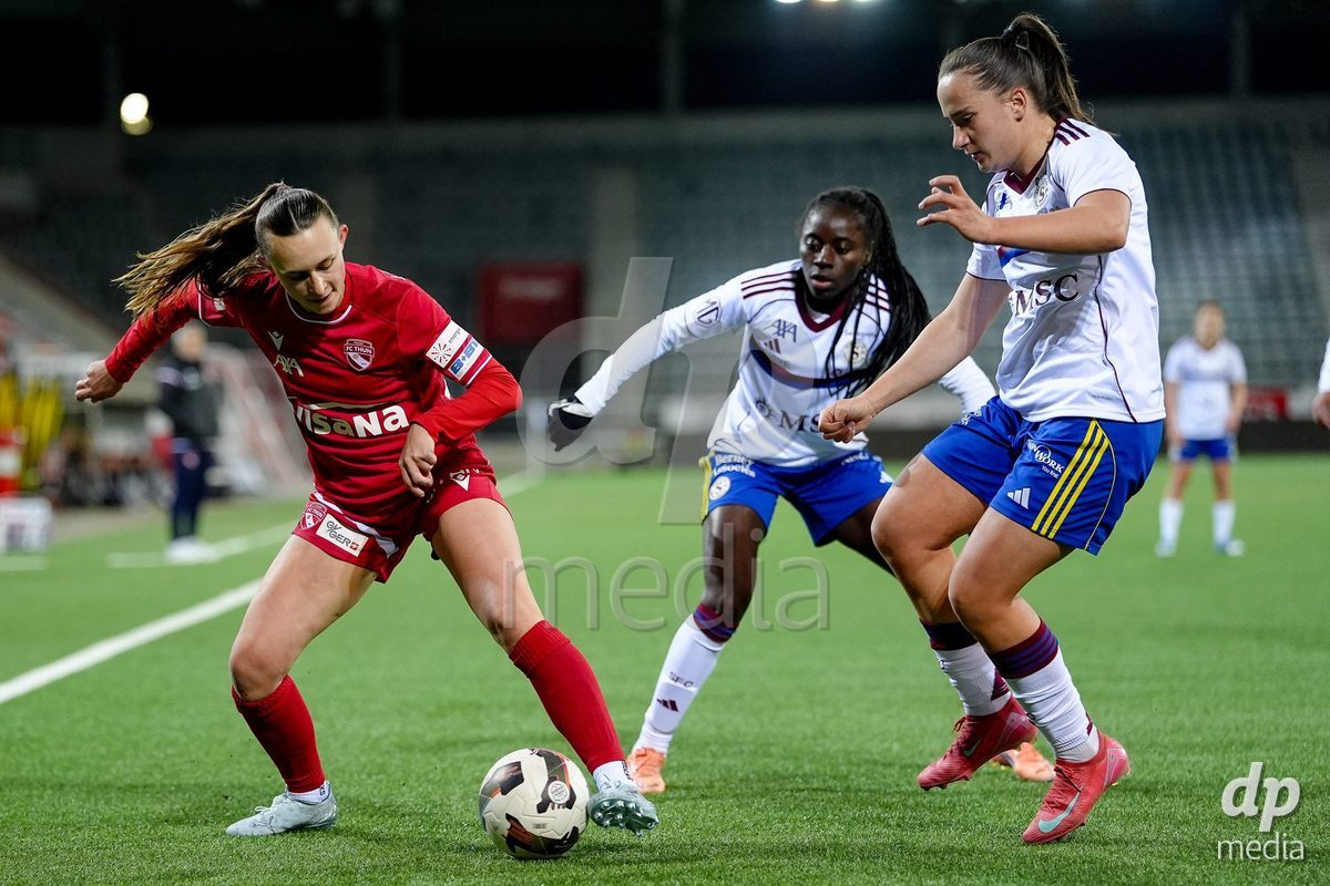 Schweiz: AXA Women's Super League 2025/26, FC Thun vs Servette FC Chenois Feminin - Stockhorn Arena, Thun: Celine Frey (26 Thun) im Duell mit Benedicte Simon (78 Servette FC) und Magdalena Izabela Sobal (11 Servette FC)