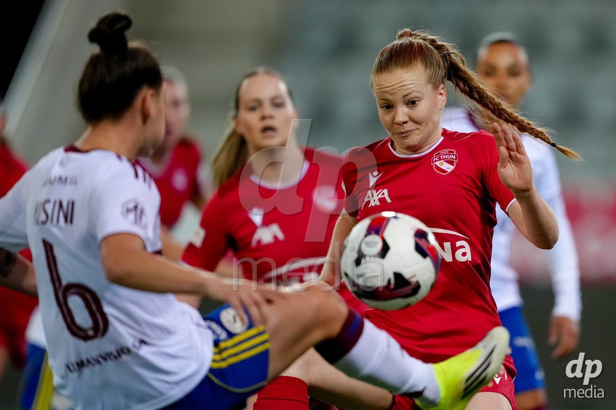 Schweiz: AXA Women's Super League 2025/26, FC Thun vs Servette FC Chenois Feminin - Stockhorn Arena, Thun: Karen Martin (25 Thun) im Duell mit Lumbardha Misini (6 Servette FC)