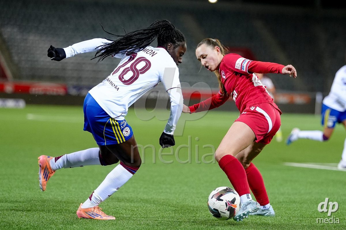 Schweiz: AXA Women's Super League 2025/26, FC Thun vs Servette FC Chenois Feminin - Stockhorn Arena, Thun: Celine Frey (26 Thun) im Duell mit Benedicte Simon (78 Servette FC)