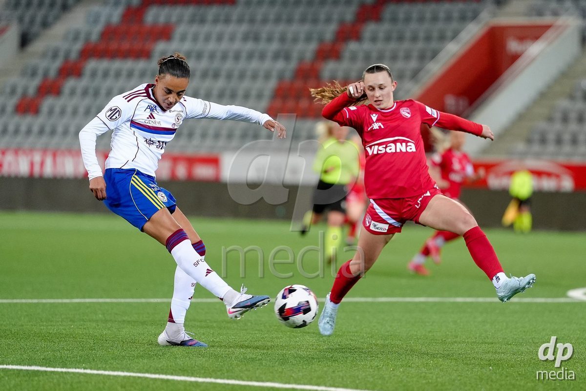 Schweiz: AXA Women's Super League 2025/26, FC Thun vs Servette FC Chenois Feminin - Stockhorn Arena, Thun: Maeva Stacy Salomon (7 Servette FC) mit dem Treffer zum 1:0 gegen Celine Frey (26 Thun)