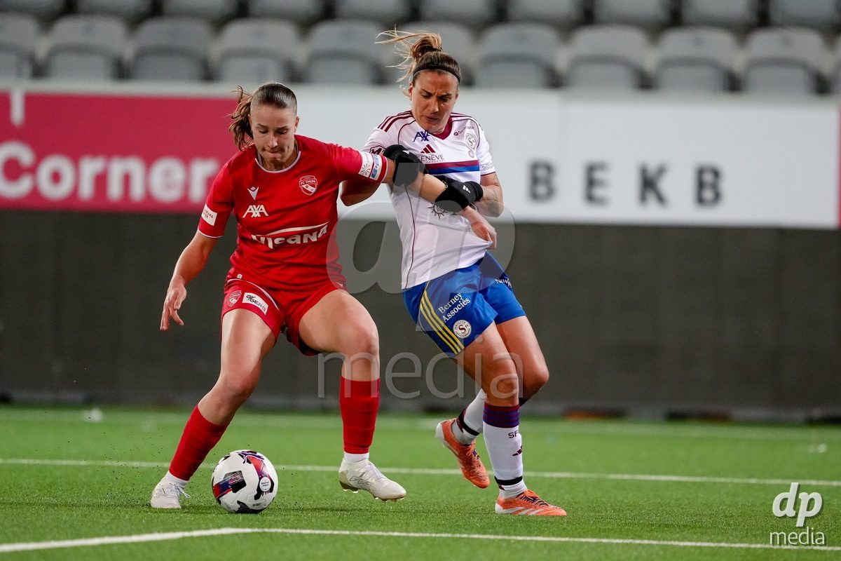 Schweiz: AXA Women's Super League 2025/26, FC Thun vs Servette FC Chenois Feminin - Stockhorn Arena, Thun: Gloria Marinelli (9 Servette FC) im Duell mit Lauriane Frei (31 Thun)