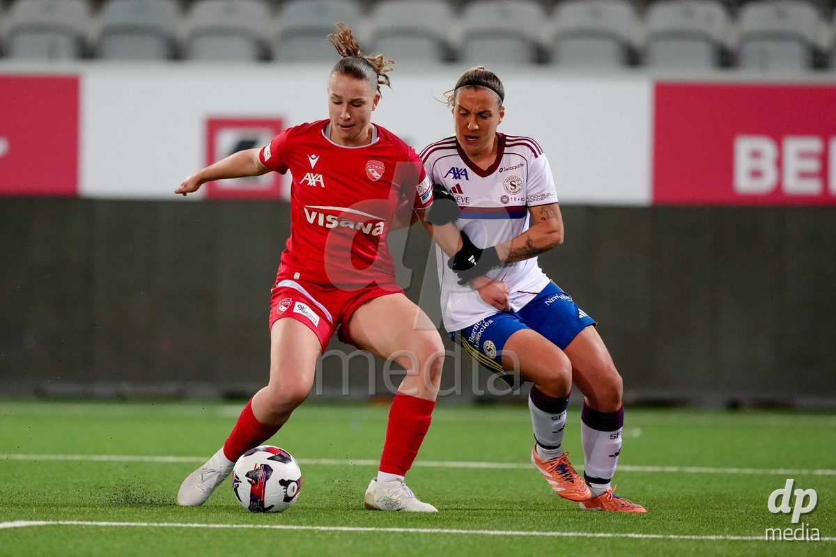 Schweiz: AXA Women's Super League 2025/26, FC Thun vs Servette FC Chenois Feminin - Stockhorn Arena, Thun: Gloria Marinelli (9 Servette FC) im Duell mit Lauriane Frei (31 Thun)