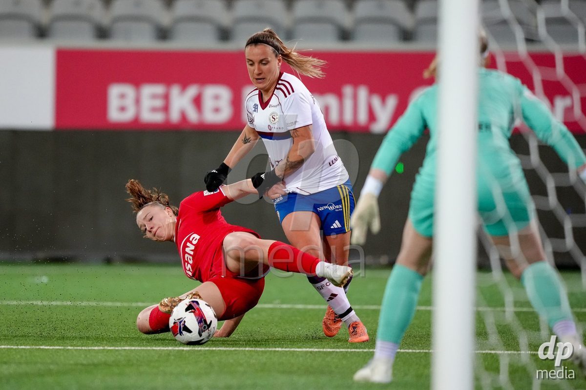 Schweiz: AXA Women's Super League 2025/26, FC Thun vs Servette FC Chenois Feminin - Stockhorn Arena, Thun: Gloria Marinelli (9 Servette FC) im Duell mit Lauriane Frei (31 Thun)