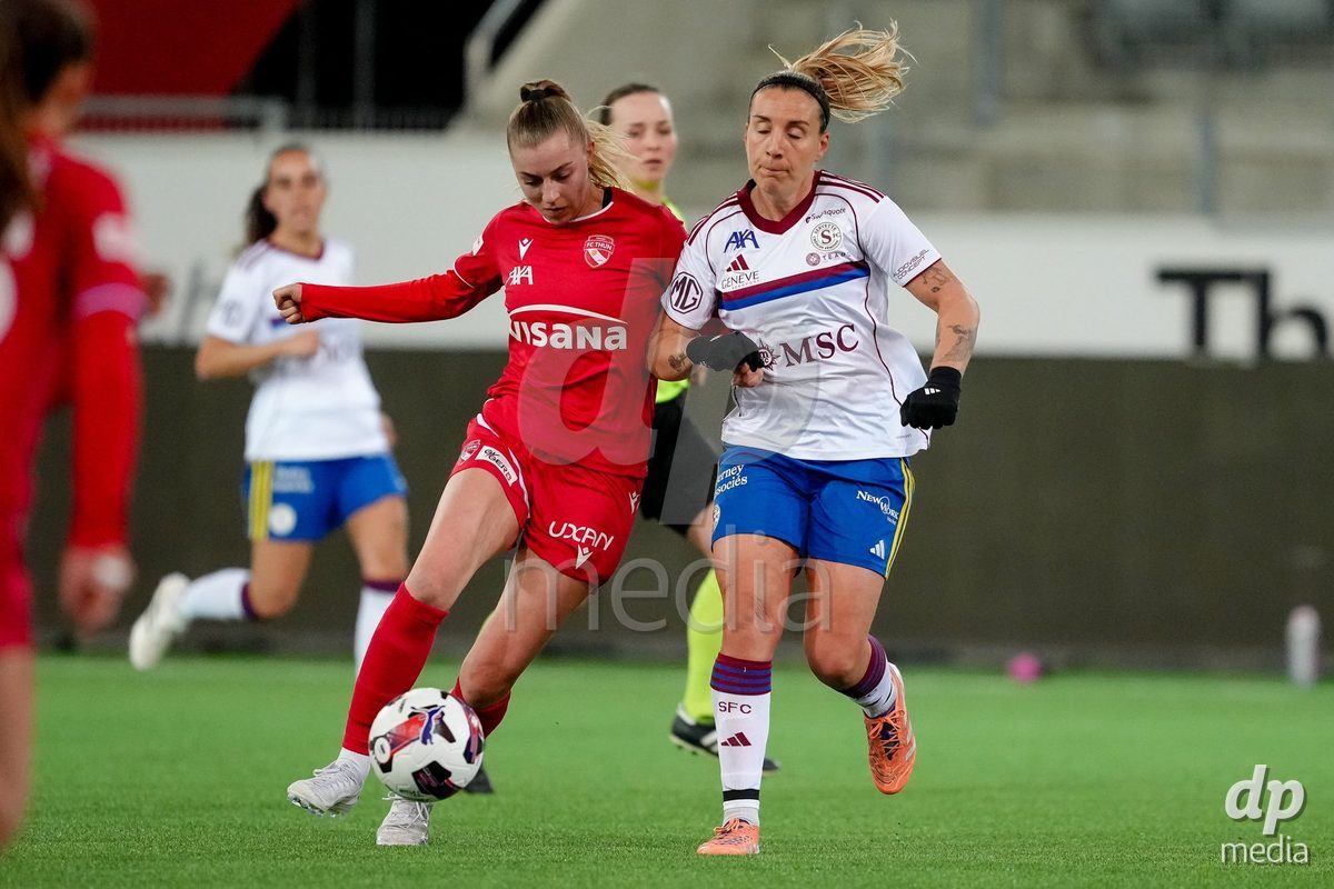 Schweiz: AXA Women's Super League 2025/26, FC Thun vs Servette FC Chenois Feminin - Stockhorn Arena, Thun: Gloria Marinelli (9 Servette FC) im Duell mit Celine Schmid (34 Thun)