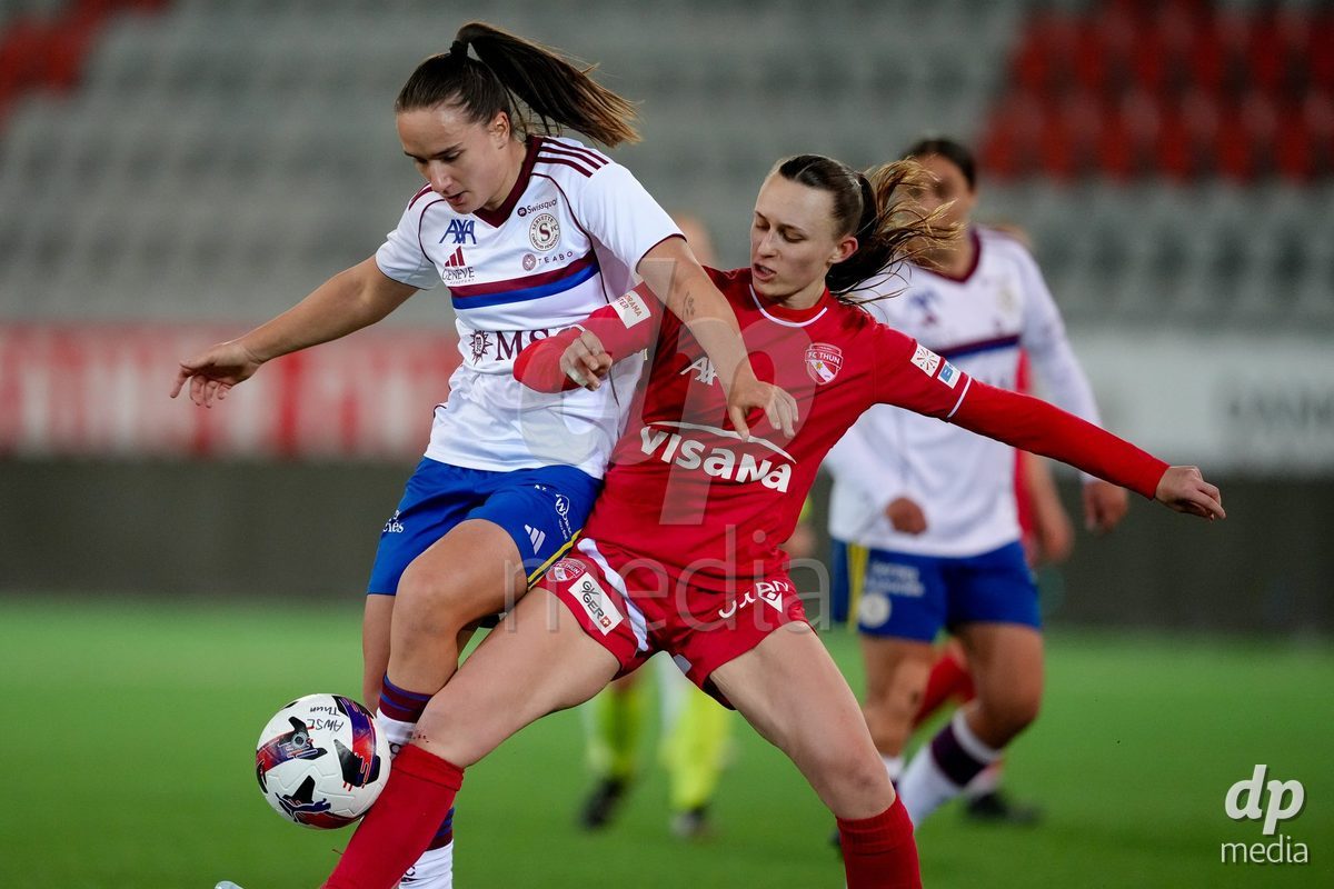 Schweiz: AXA Women's Super League 2025/26, FC Thun vs Servette FC Chenois Feminin - Stockhorn Arena, Thun: Sofia Bekhaled (21 Servette FC) im Duell mit Celine Frey (26 Thun)