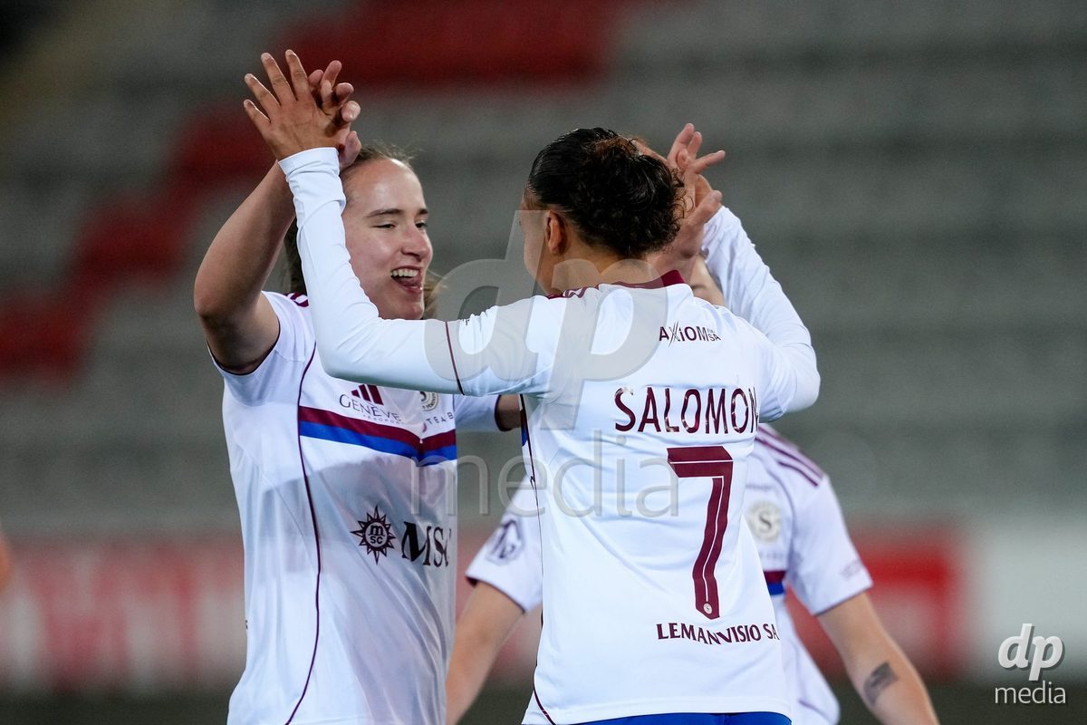 Schweiz: AXA Women's Super League 2025/26, FC Thun vs Servette FC Chenois Feminin - Stockhorn Arena, Thun: Maeva Stacy Salomon (7 Servette FC) jubelt nach ihrem Tor mit Sofia Bekhaled (21 Servette FC)