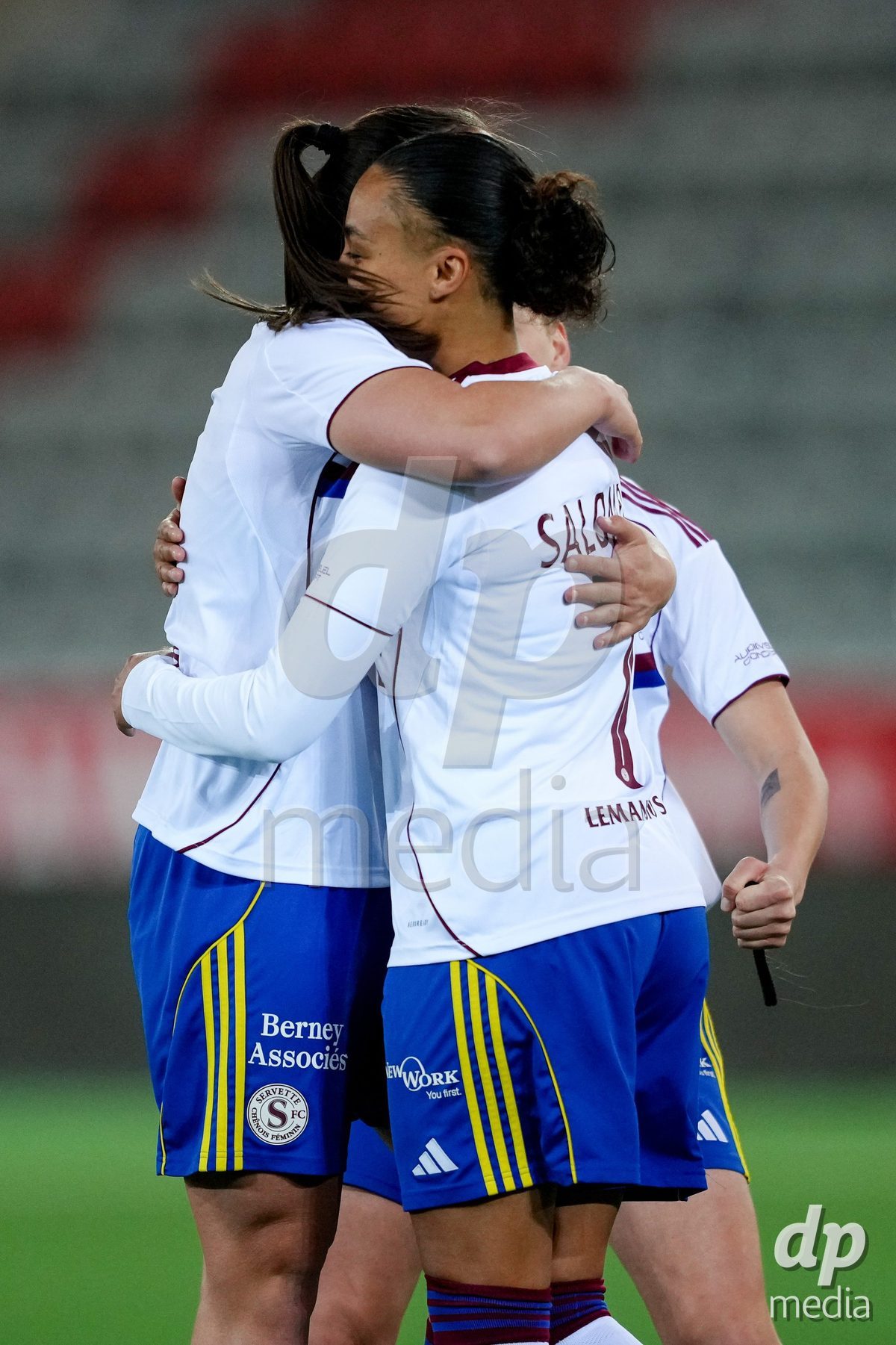 Schweiz: AXA Women's Super League 2025/26, FC Thun vs Servette FC Chenois Feminin - Stockhorn Arena, Thun: Maeva Stacy Salomon (7 Servette FC) jubelt nach ihrem Tor mit Sofia Bekhaled (21 Servette FC)