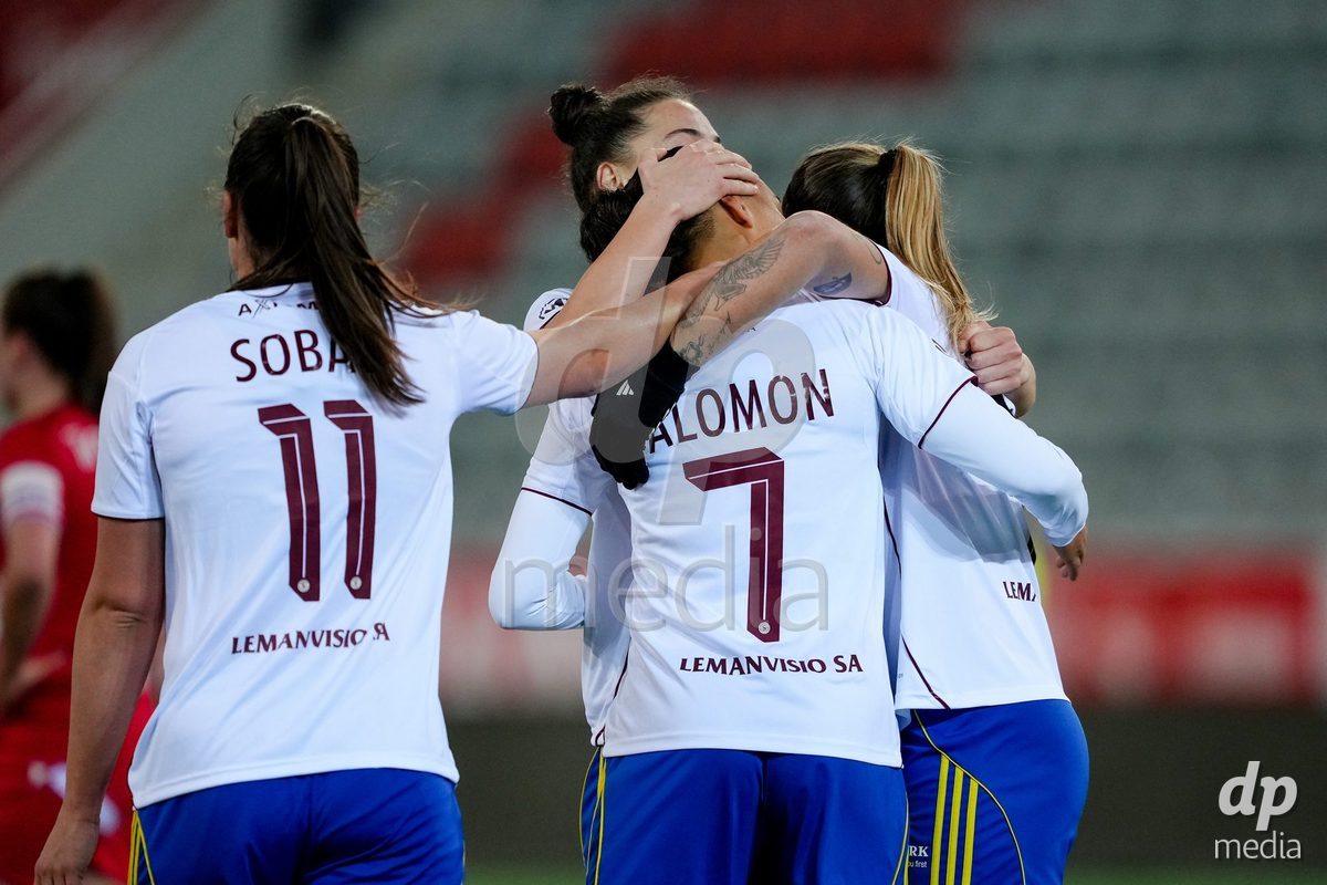 Schweiz: AXA Women's Super League 2025/26, FC Thun vs Servette FC Chenois Feminin - Stockhorn Arena, Thun: Maeva Stacy Salomon (7 Servette FC) jubelt nach ihrem Tor mit Sofia Bekhaled (21 Servette FC), Gloria Marinelli (9 Servette FC) und Magdalena Izabela Sobal (11 Servette FC)