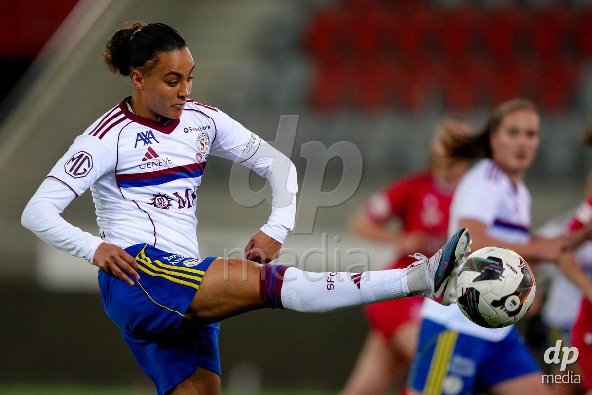 Schweiz: AXA Women's Super League 2025/26, FC Thun vs Servette FC Chenois Feminin - Stockhorn Arena, Thun: Maeva Stacy Salomon (7 Servette FC) in Aktion