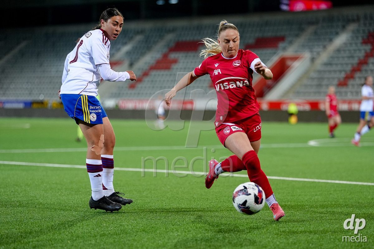 Schweiz: AXA Women's Super League 2025/26, FC Thun vs Servette FC Chenois Feminin - Stockhorn Arena, Thun: Shenia Schmid (61 Thun) im Duell mit Sofia Bekhaled (21 Servette FC)