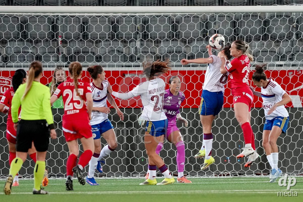 Schweiz: AXA Women's Super League 2025/26, FC Thun vs Servette FC Chenois Feminin - Stockhorn Arena, Thun: Lumbardha Misini (6 Servette FC) in einem Kopfball Duell mit mit Rilana Ueltschi (29 Thun)