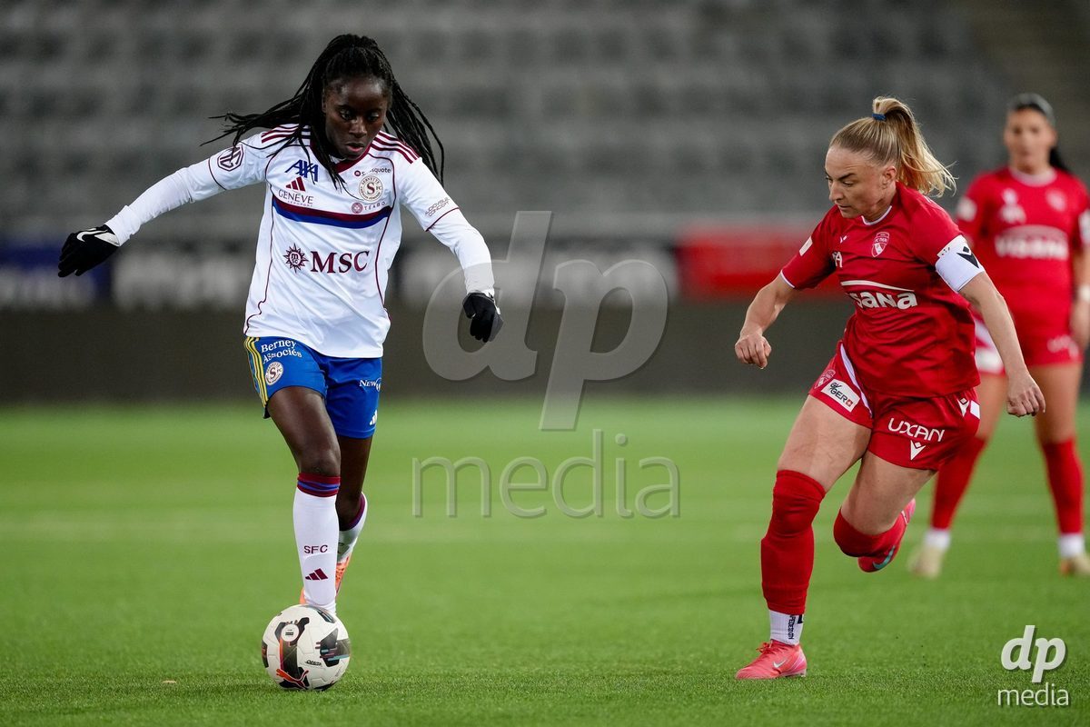 Schweiz: AXA Women's Super League 2025/26, FC Thun vs Servette FC Chenois Feminin - Stockhorn Arena, Thun: Benedicte Simon (78 Servette FC) im Duell mit Shenia Schmid (61 Thun)