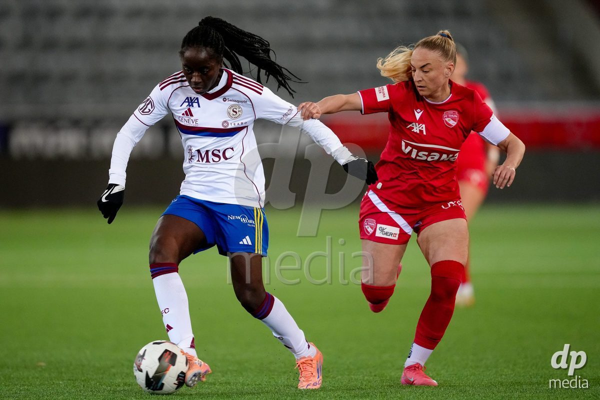 Schweiz: AXA Women's Super League 2025/26, FC Thun vs Servette FC Chenois Feminin - Stockhorn Arena, Thun: Benedicte Simon (78 Servette FC) im Duell mit Shenia Schmid (61 Thun)