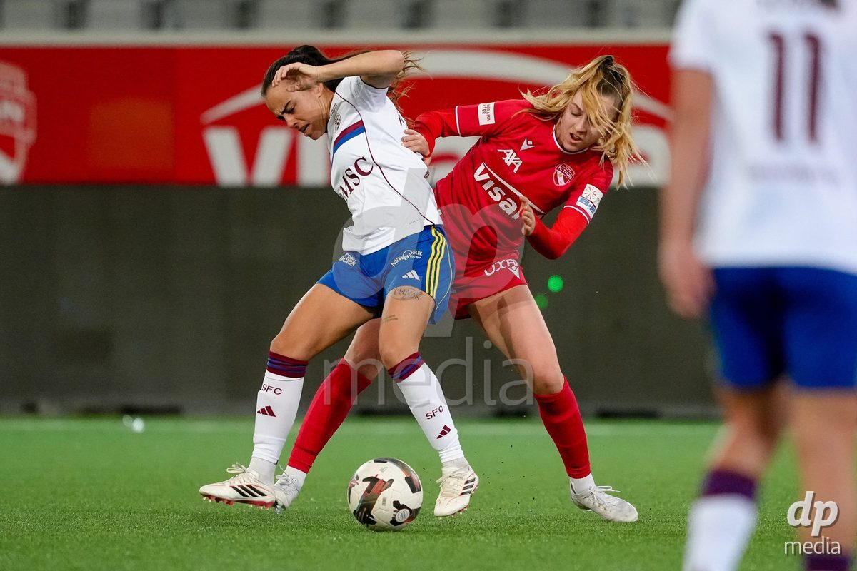 Schweiz: AXA Women's Super League 2025/26, FC Thun vs Servette FC Chenois Feminin - Stockhorn Arena, Thun: Celine Schmid (34 Thun) im Duell mit Joana Gaspar Da Silva Marchao (24 Servette FC)