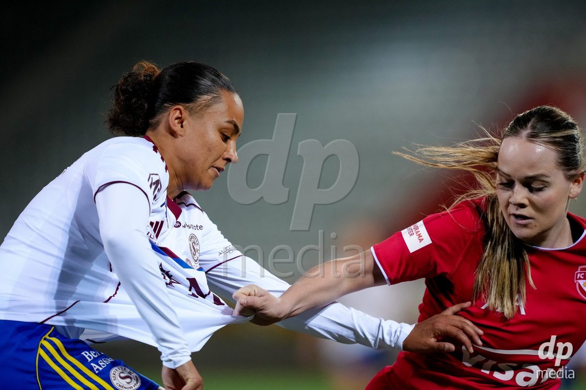 Schweiz: AXA Women's Super League 2025/26, FC Thun vs Servette FC Chenois Feminin - Stockhorn Arena, Thun: Maeva Stacy Salomon (7 Servette FC) im Duell mit Rilana Ueltschi (29 Thun)