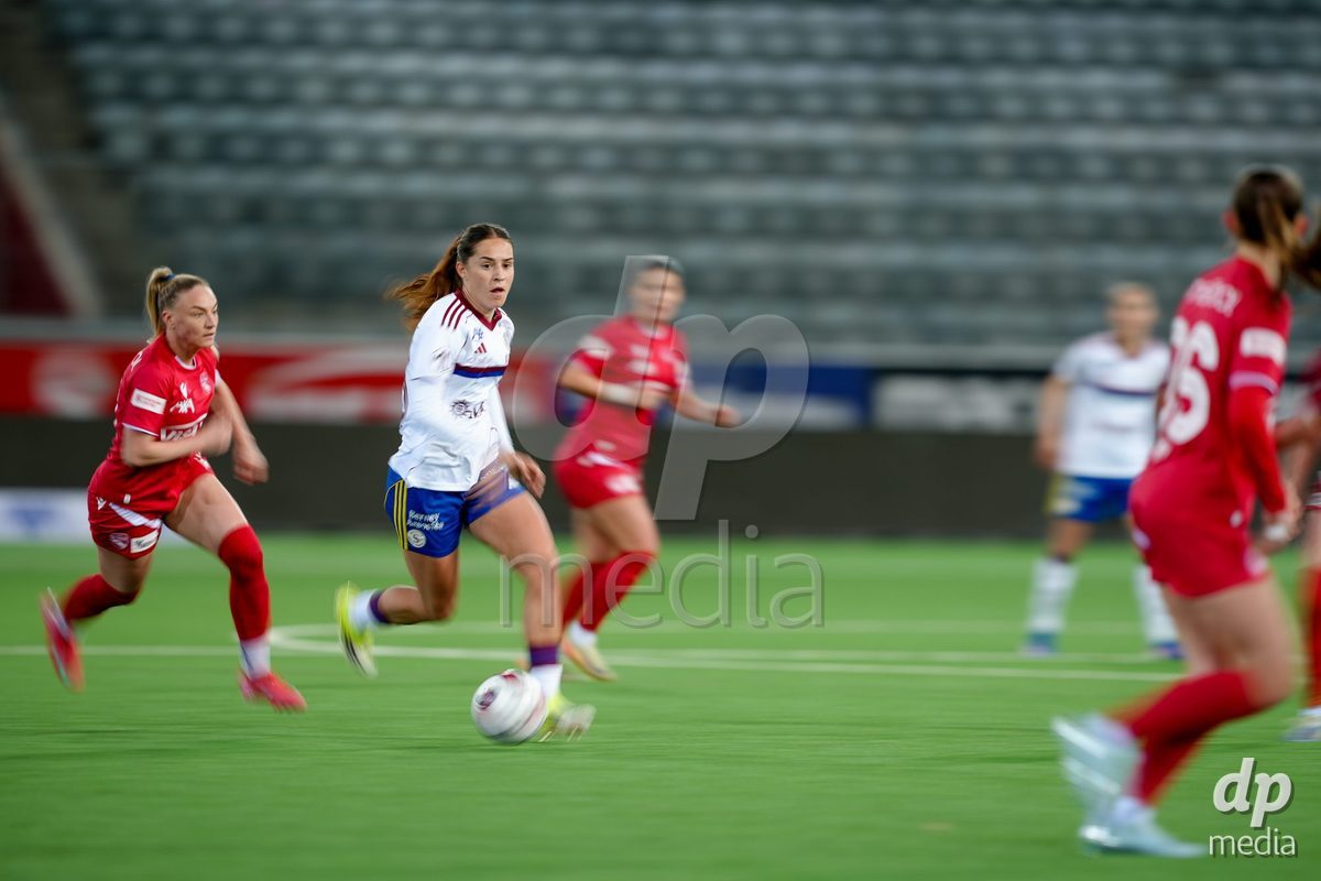 Schweiz: AXA Women's Super League 2025/26, FC Thun vs Servette FC Chenois Feminin - Stockhorn Arena, Thun: Amina Muratovic (23 Servette FC) in Aktion