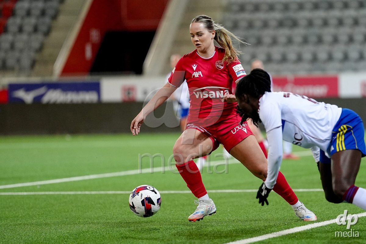 Schweiz: AXA Women's Super League 2025/26, FC Thun vs Servette FC Chenois Feminin - Stockhorn Arena, Thun: Rilana Ueltschi (29 Thun) im Duell mit Benedicte Simon (78 Servette FC)